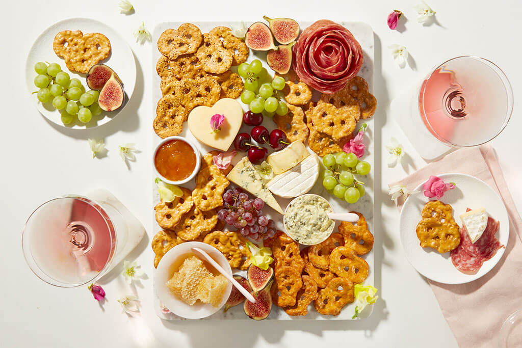 Plateau de charcuterie Pretzel CrispsMD de Snack FactoryMD pour la Saint-Valentin et la fête des Mères